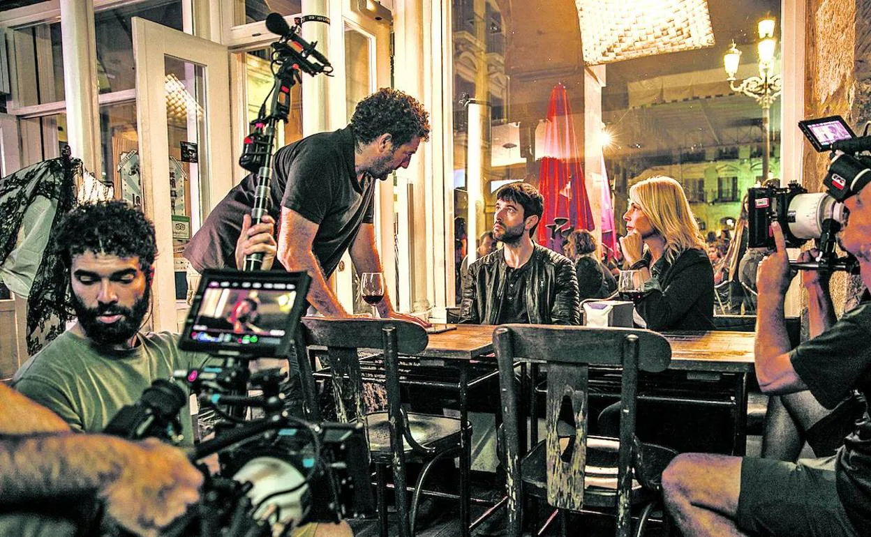 Calparsoro da instrucciones a Rey y Rueda durante el rodaje en Vitoria de 'El silencio de la Ciudad Blanca'.