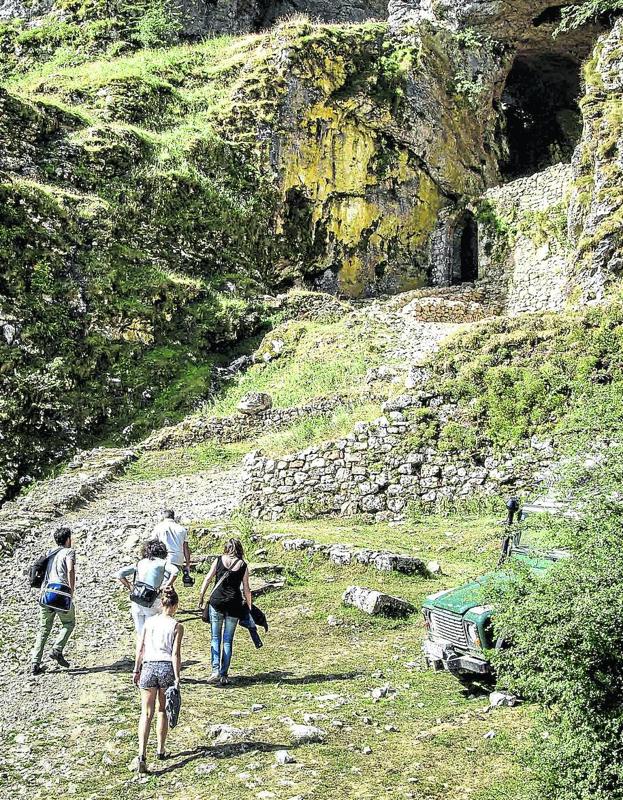 Varios excursionistas acceden al túnel de San Adrián.