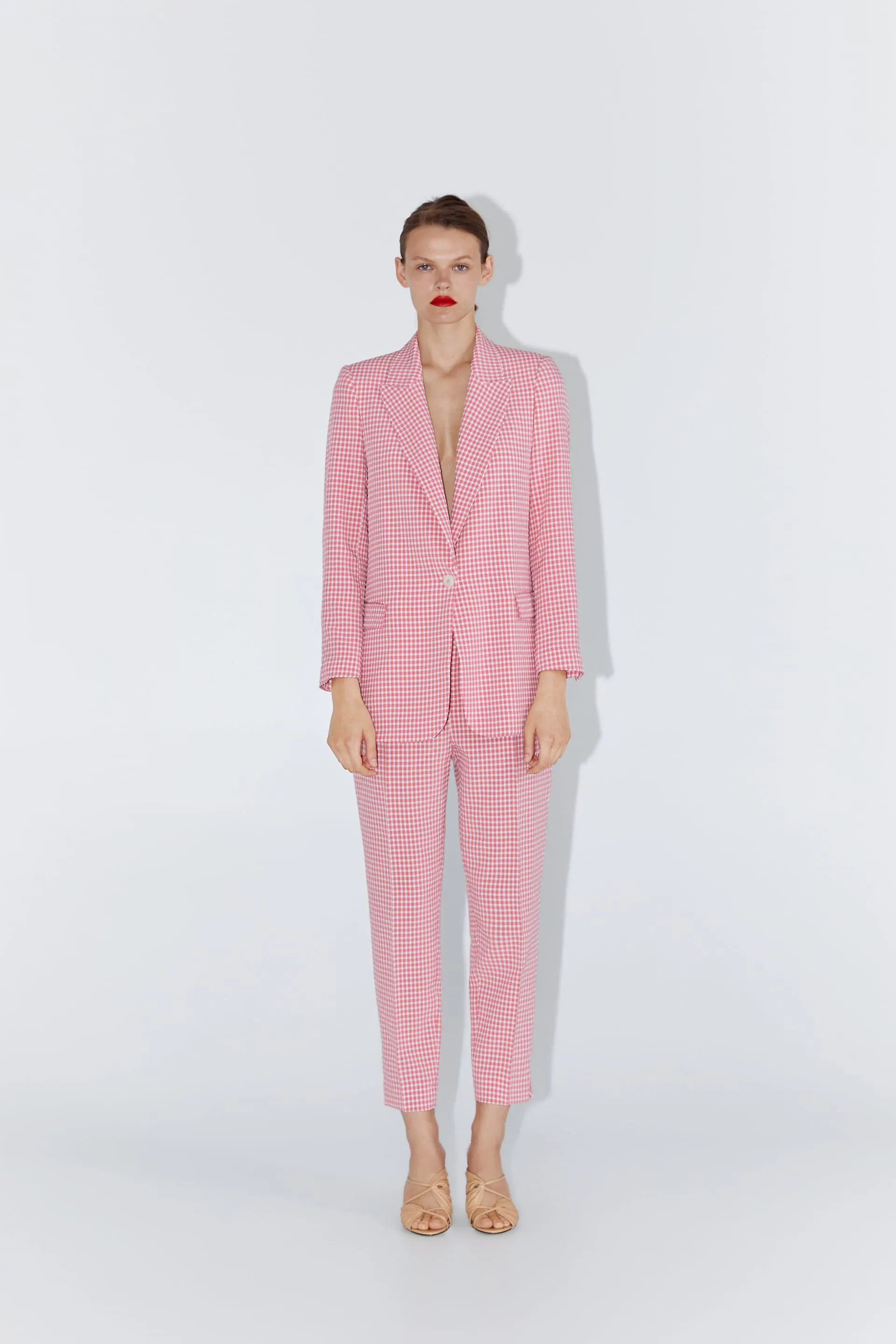 1. Blazer a cuadros rosas y blancos de la firma Zara (19,99 euros). 