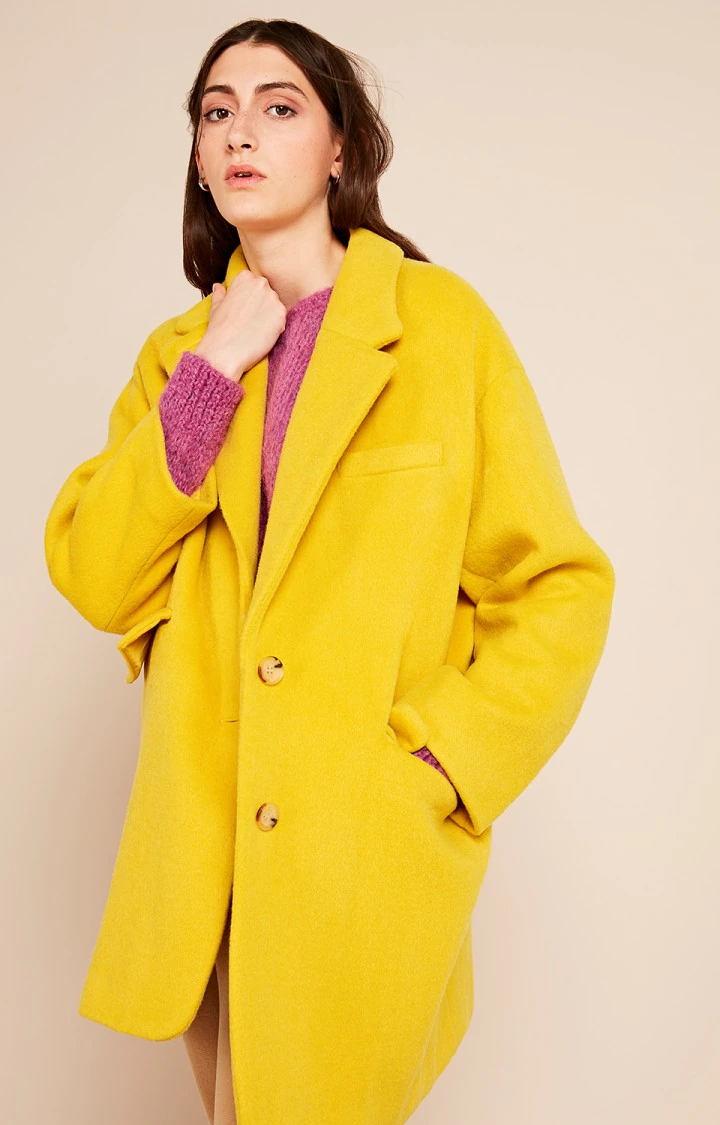 40. Abrigo corto de manga larga y cuello de americana en amarillo de la firma American Vintage (350 euros) 