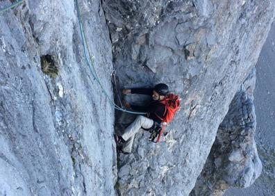 Imagen secundaria 1 - Javier Alonso Aldama (dcha) y Luis Garagarza, tras escalar la vía Casiopea a la Torre Salinas, en Picos de Europa. A continuación, Javo, en la vía de Las placas, Peña Olvidada (Picos de Europa). Finalmente, Javo, en primer término, y Luis Garagarza escalando en Ogoño.