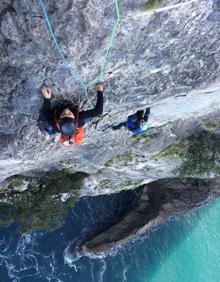 Imagen secundaria 2 - Javier Alonso Aldama (dcha) y Luis Garagarza, tras escalar la vía Casiopea a la Torre Salinas, en Picos de Europa. A continuación, Javo, en la vía de Las placas, Peña Olvidada (Picos de Europa). Finalmente, Javo, en primer término, y Luis Garagarza escalando en Ogoño.