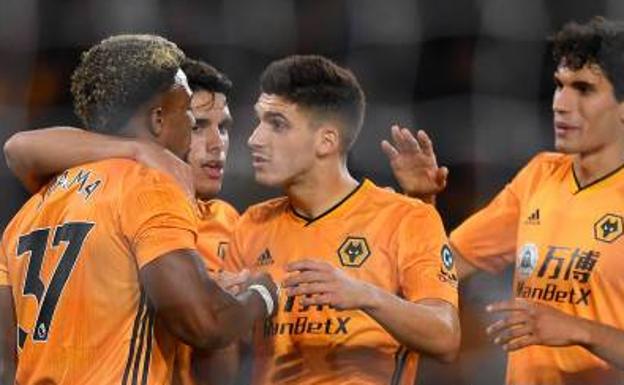 Adama, felicitado por Vinagre y Vallejo tras una asistencia de gol esta campaña