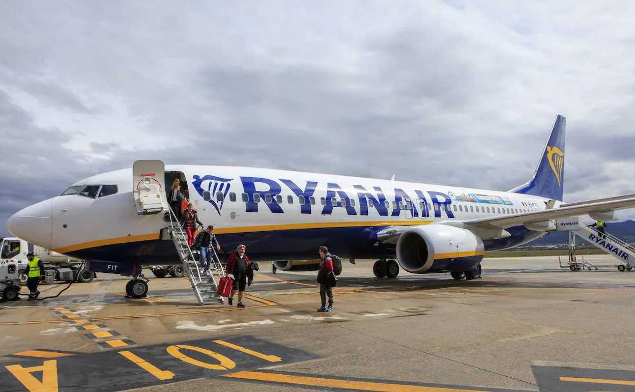 Varios pasajeros descienden de una aeronave de Ryanair en el aeropuerto de Foronda.