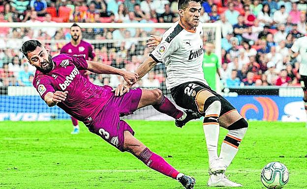 Rubén Duarte pierde el equilibrio tras un choque con el valencianista Maxi Gómez.