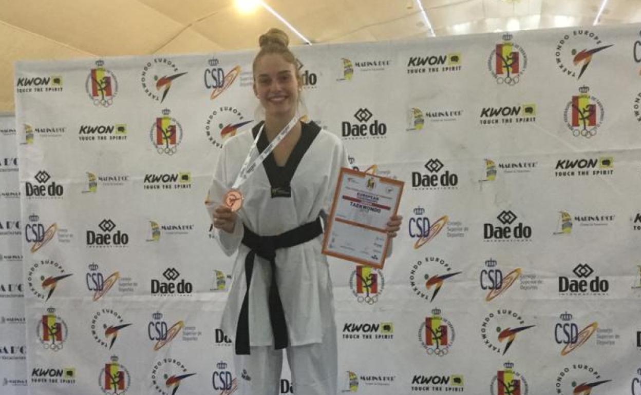 Arene Rementería posa con su medalla de bronce conseguida en el Europeo Junior celebrado en Castellón.