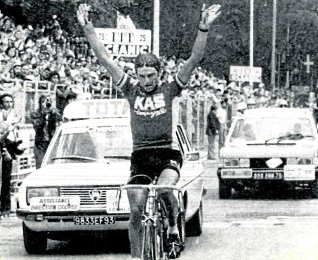 Nazabal celebra el triunfo delante de la fábrica de Kas en Vitoria.