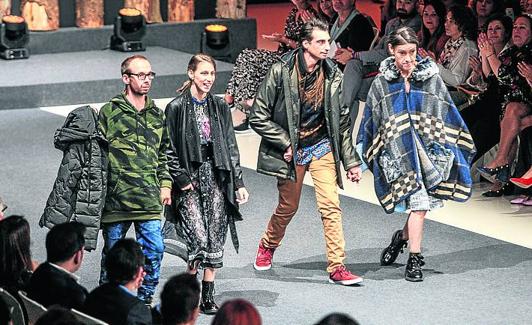 Willy, Irati, Daniel y Begoña, de Aspace, en la pasarela. 