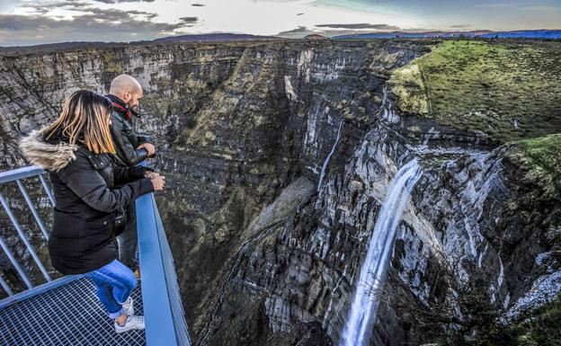 Un mirador permite observar la impresionante caía del río Nervión en territorio alavés. 