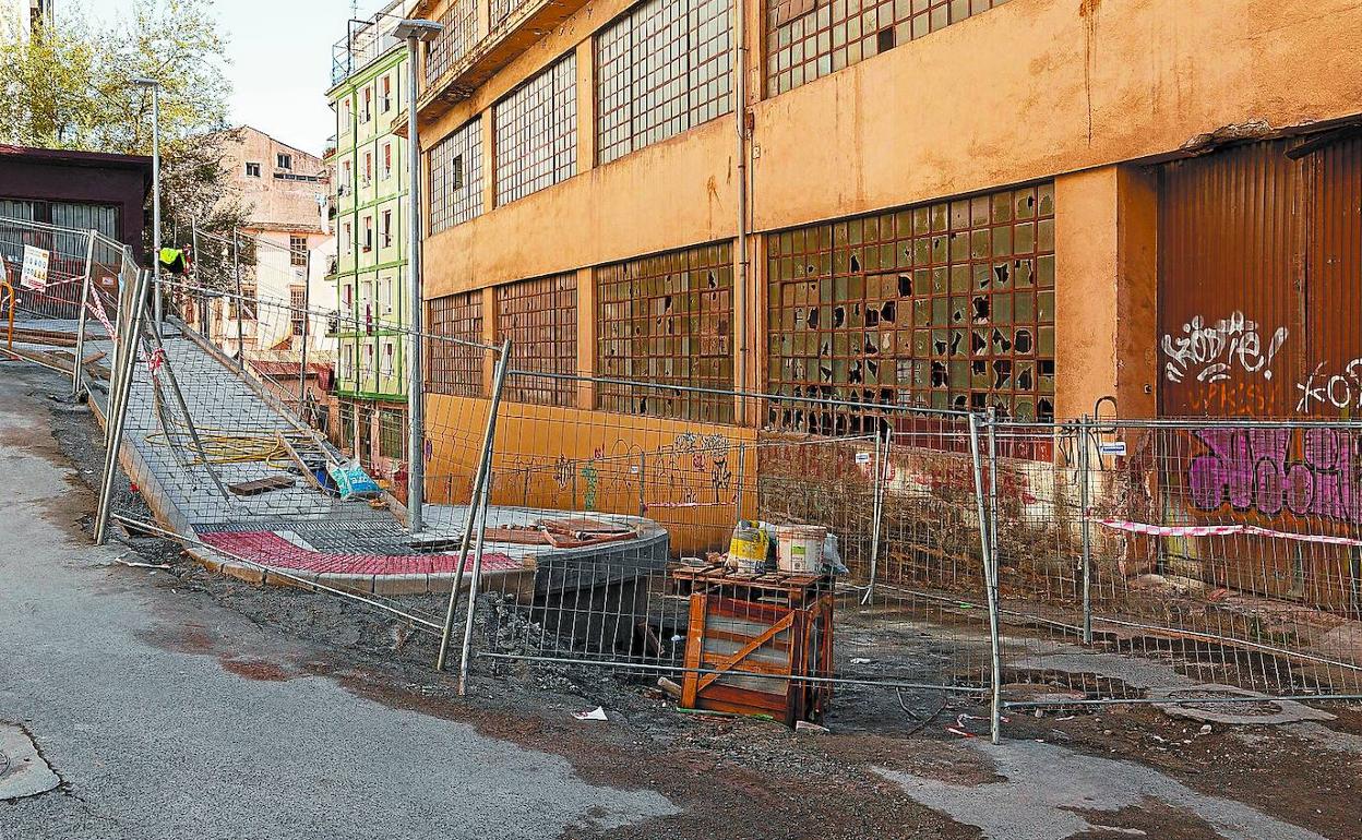 Los trabajos entre Paguey y Jardines, para mejorar el giro y aceras, obligan al cierre de ambos puntos. 