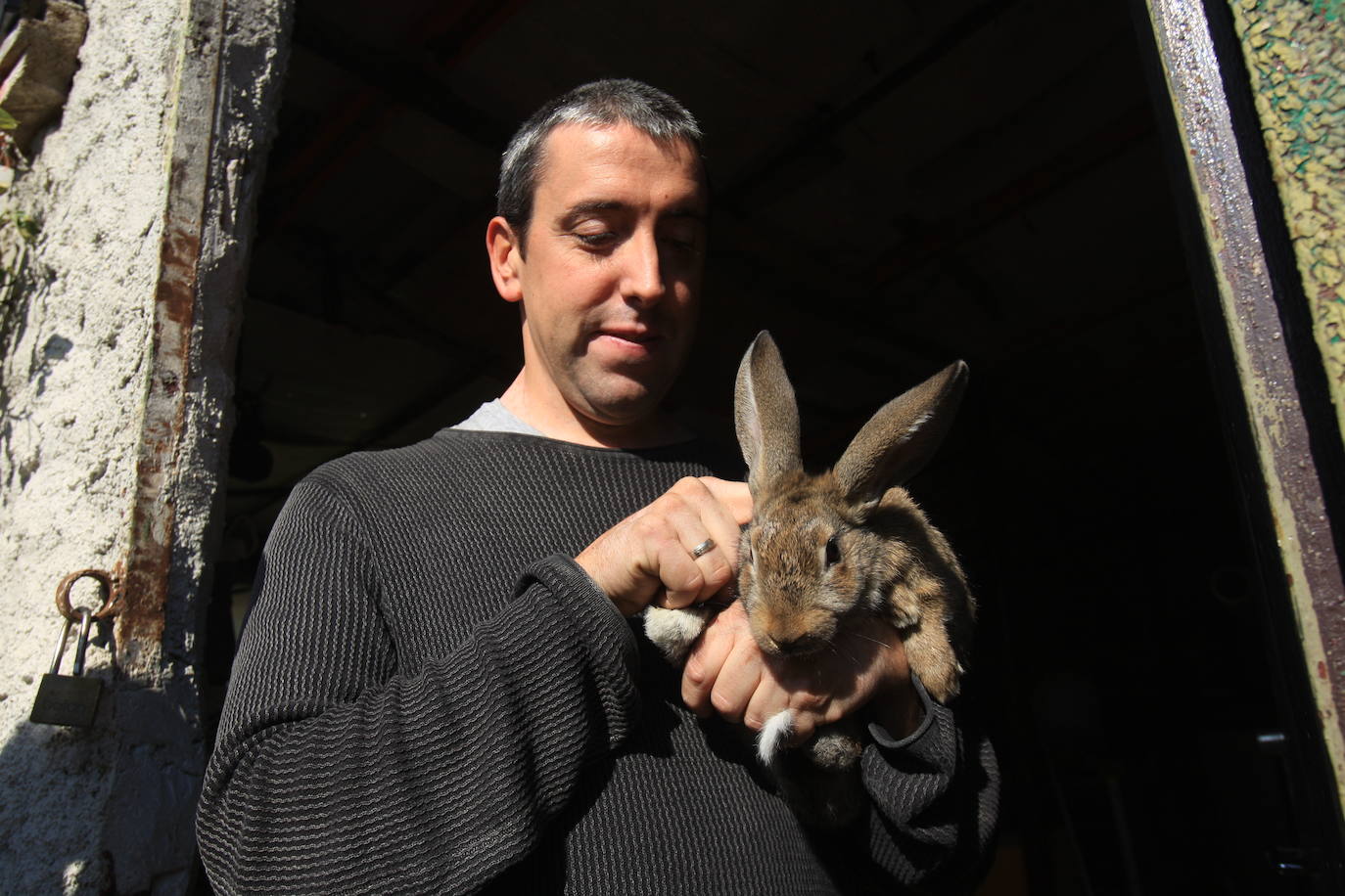 Aitor Hernández es un vitoriano ejemplo de que en las ciudades también se puede ayudar al planeta: banca y aseguradora ética, un teléfono sin coltán, energías renovables...