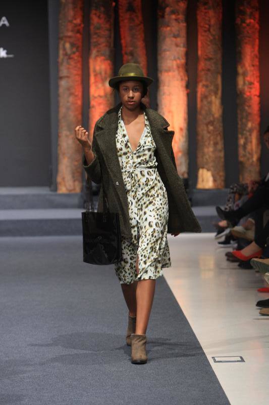 Fotos: El &#039;total black&#039; y el estilo militar dan la batalla esta temporada