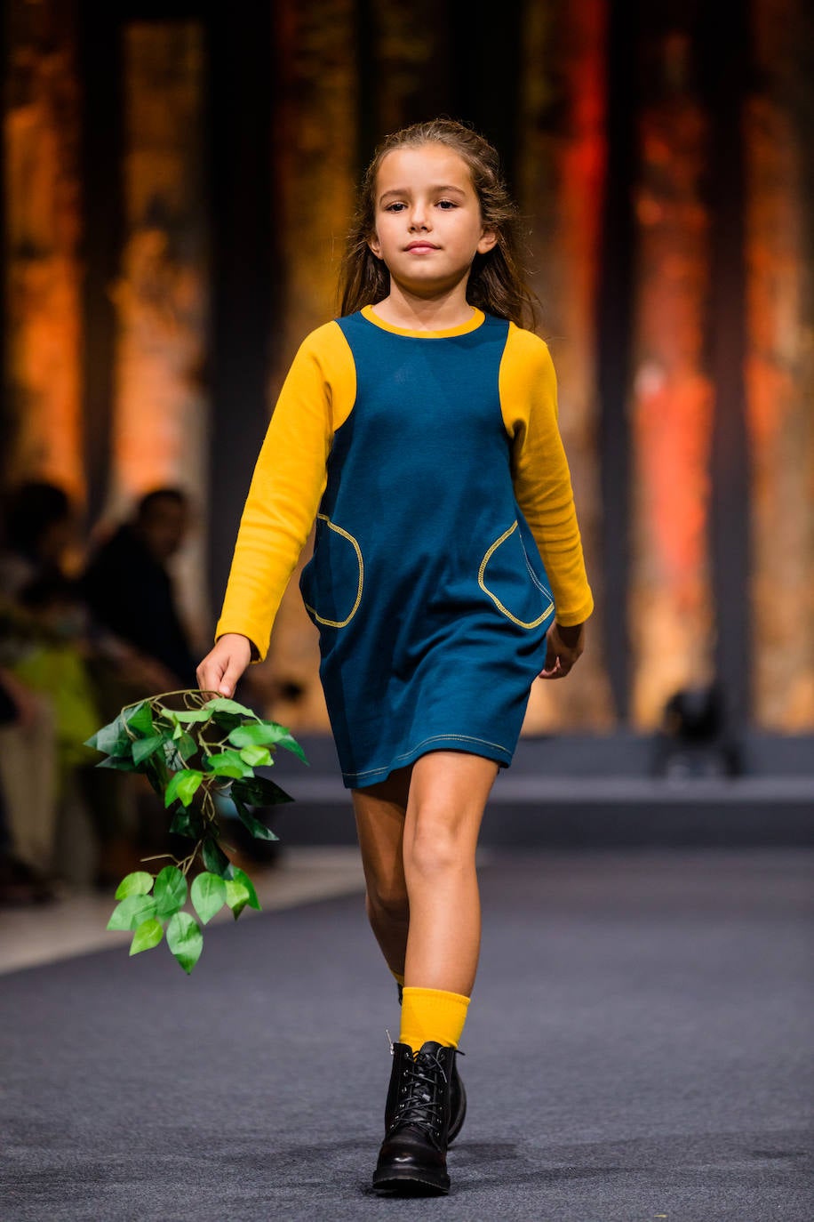 Propuestas sostenibles, diseños extravagantes y moda infantil han protagonizado la segunda jornada de la cita 'fashion' en el Palacio Europa de Vitoria