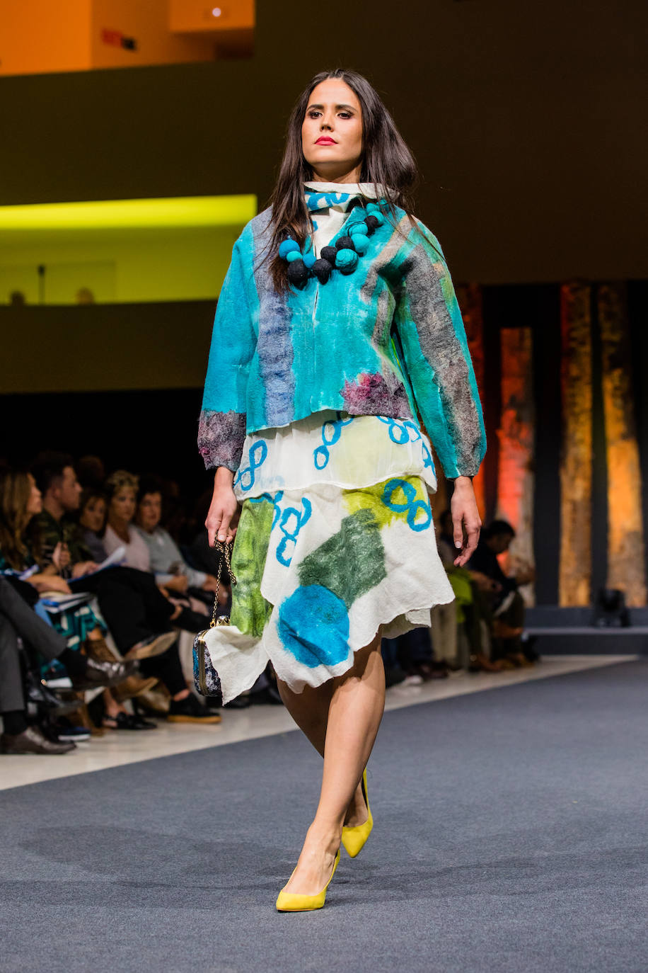 Propuestas sostenibles, diseños extravagantes y moda infantil han protagonizado la segunda jornada de la cita 'fashion' en el Palacio Europa de Vitoria