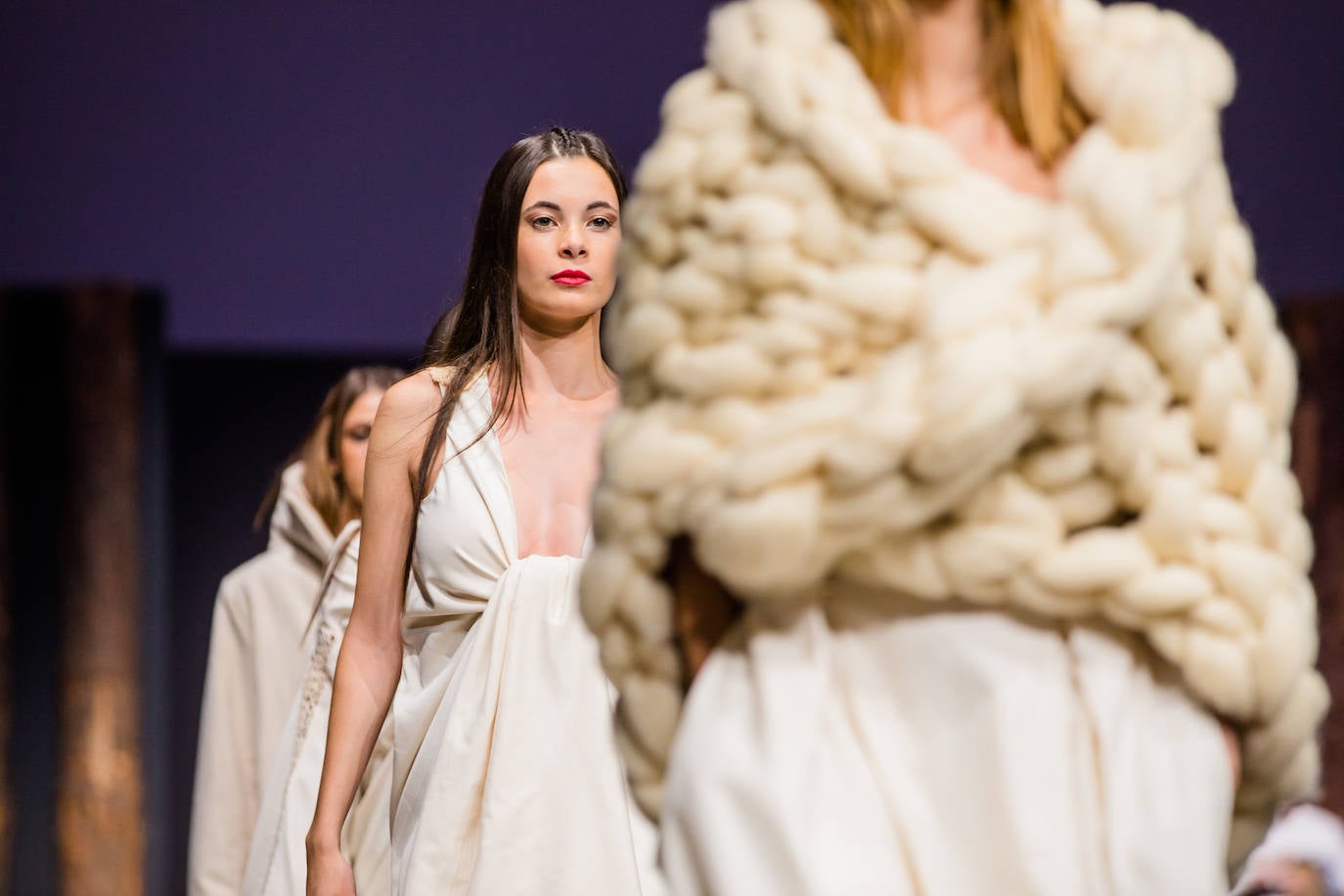 Propuestas sostenibles, diseños extravagantes y moda infantil han protagonizado la segunda jornada de la cita 'fashion' en el Palacio Europa de Vitoria