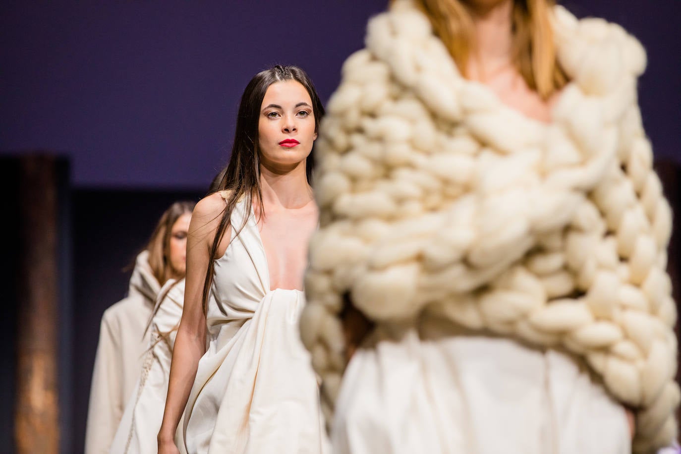 Propuestas sostenibles, diseños extravagantes y moda infantil han protagonizado la segunda jornada de la cita 'fashion' en el Palacio Europa de Vitoria