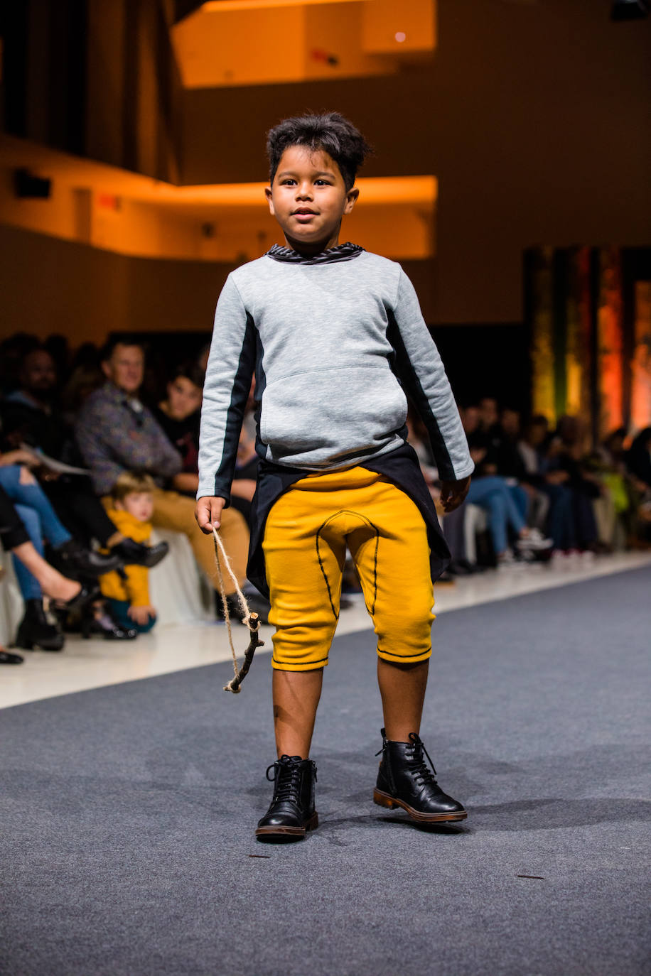 Propuestas sostenibles, diseños extravagantes y moda infantil han protagonizado la segunda jornada de la cita 'fashion' en el Palacio Europa de Vitoria