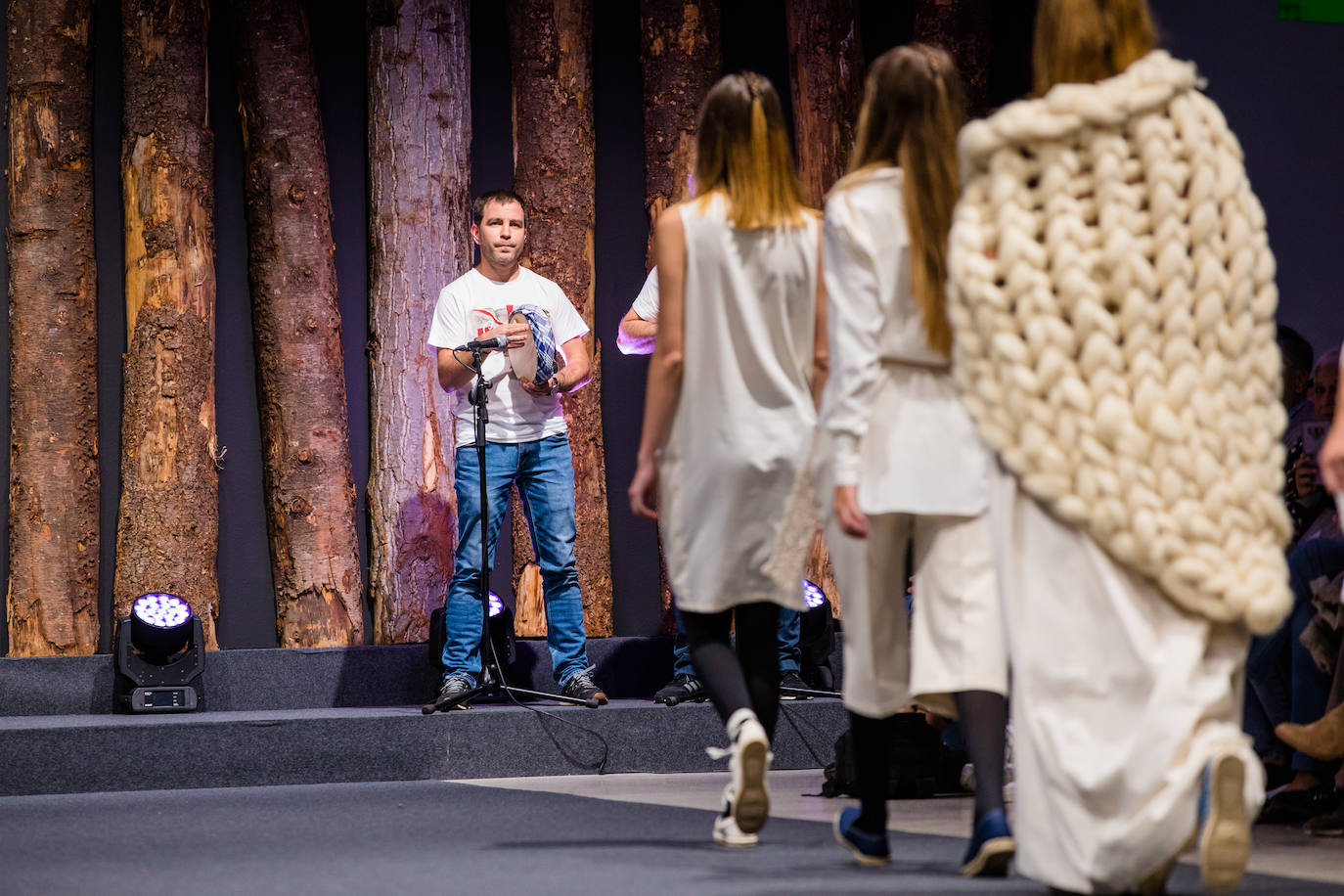 Propuestas sostenibles, diseños extravagantes y moda infantil han protagonizado la segunda jornada de la cita 'fashion' en el Palacio Europa de Vitoria