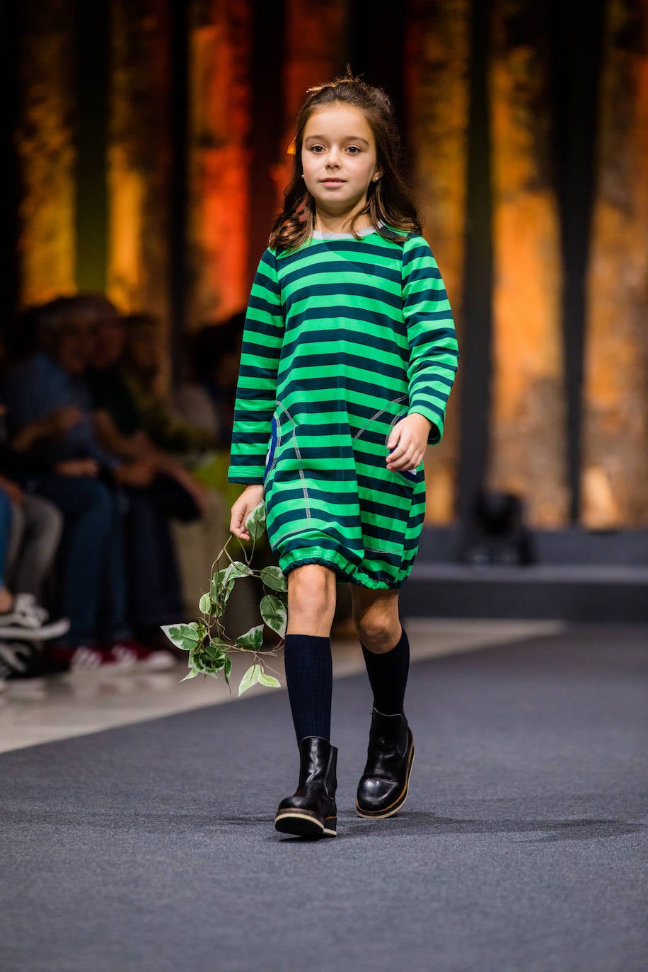 Propuestas sostenibles, diseños extravagantes y moda infantil han protagonizado la segunda jornada de la cita 'fashion' en el Palacio Europa de Vitoria