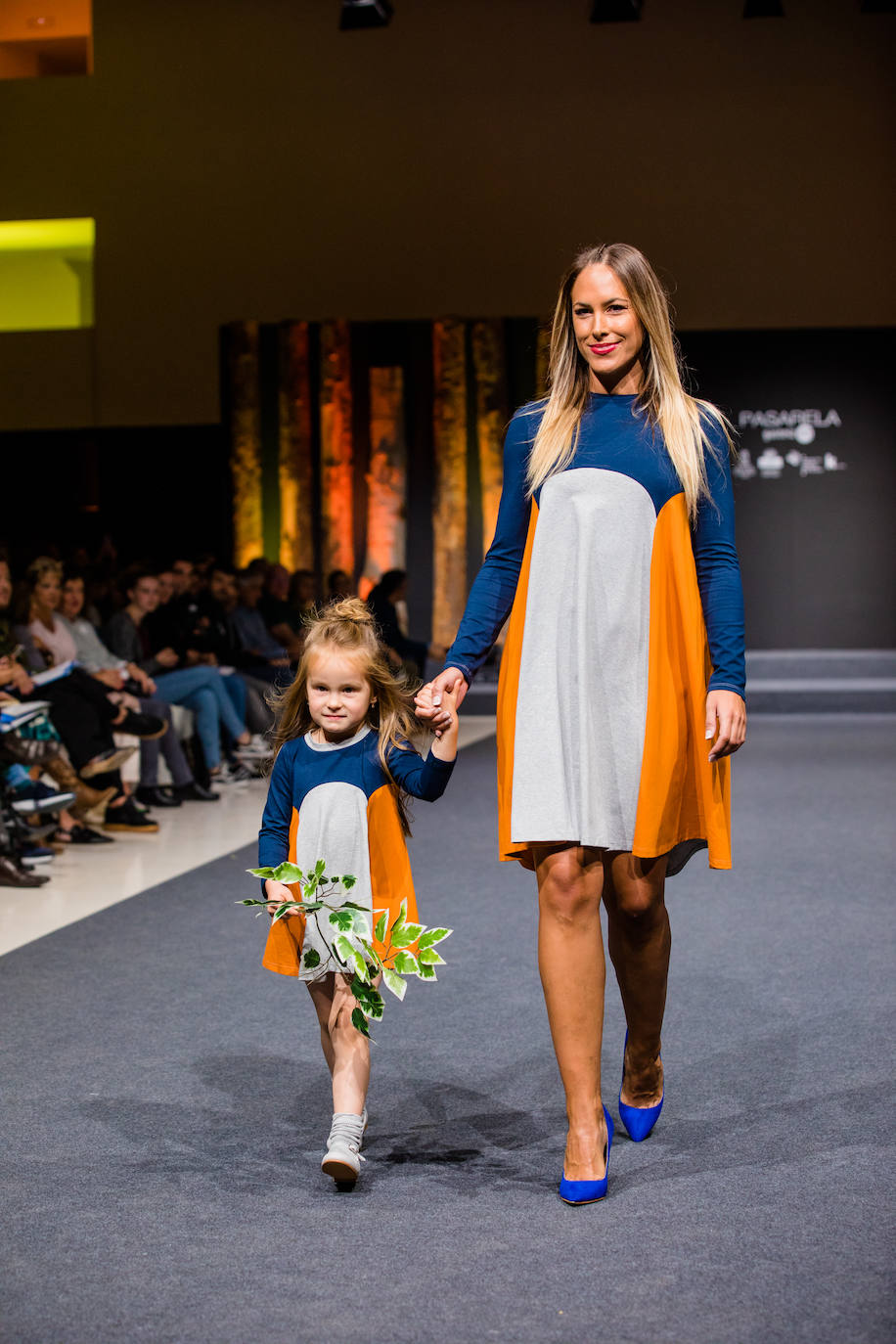 Propuestas sostenibles, diseños extravagantes y moda infantil han protagonizado la segunda jornada de la cita 'fashion' en el Palacio Europa de Vitoria