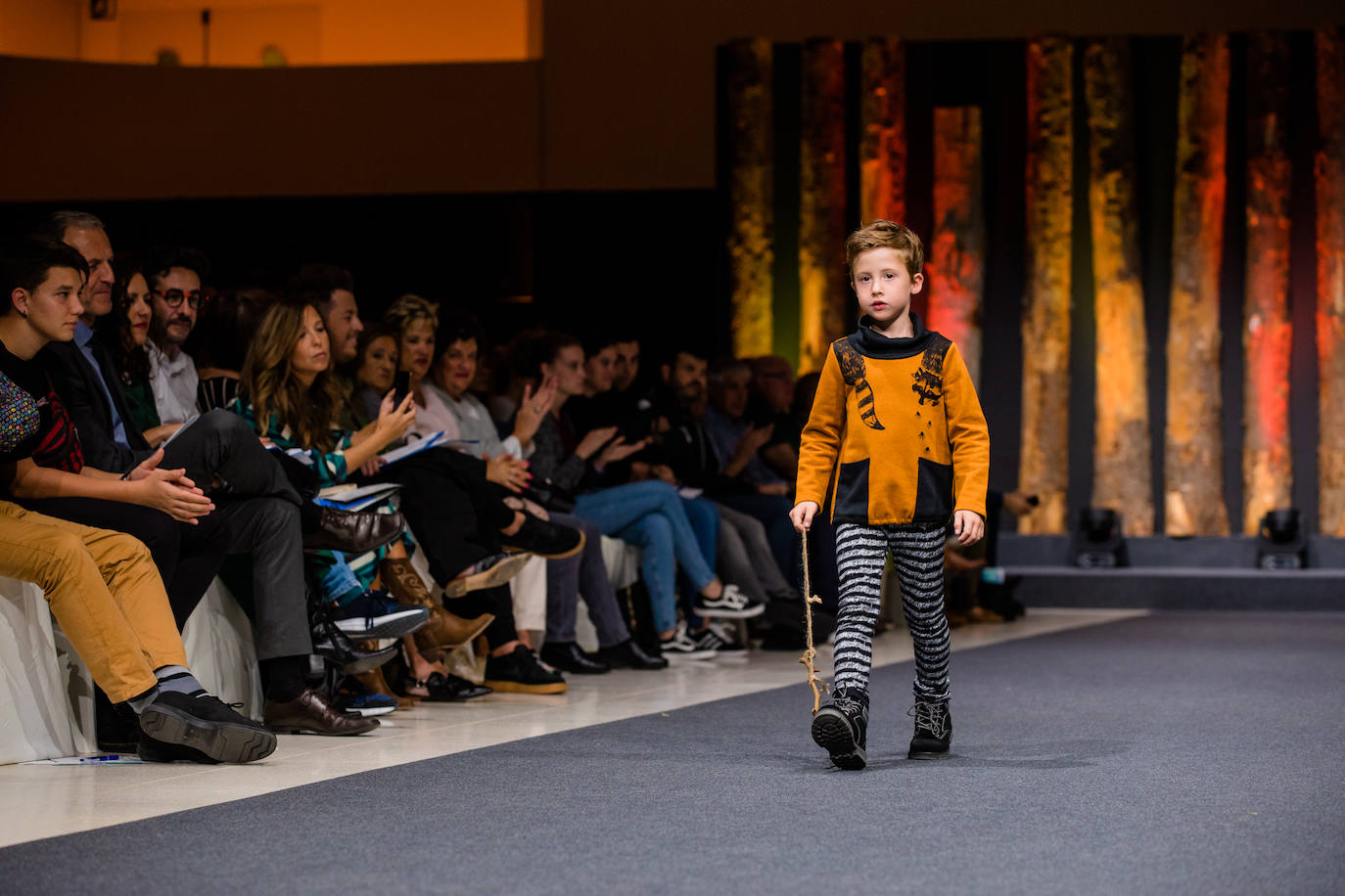Propuestas sostenibles, diseños extravagantes y moda infantil han protagonizado la segunda jornada de la cita 'fashion' en el Palacio Europa de Vitoria