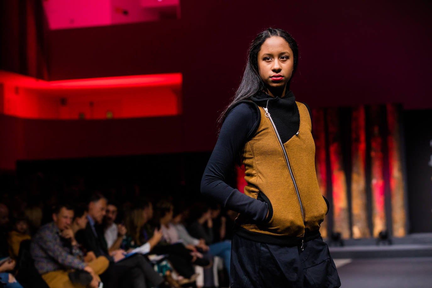 Propuestas sostenibles, diseños extravagantes y moda infantil han protagonizado la segunda jornada de la cita 'fashion' en el Palacio Europa de Vitoria