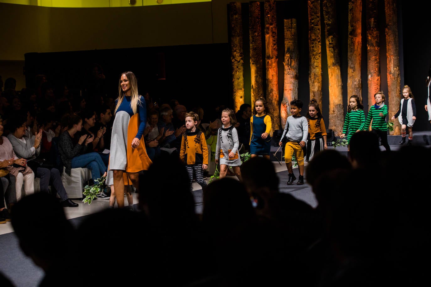 Propuestas sostenibles, diseños extravagantes y moda infantil han protagonizado la segunda jornada de la cita 'fashion' en el Palacio Europa de Vitoria
