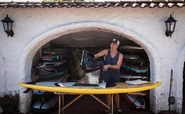 Aketza, con la tabla de paddle surf de su diseño, a la que añadió una silla.