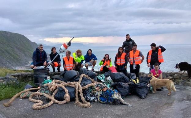 Imagen principal - Aketza organiza 16 limpiezas de playas al año.