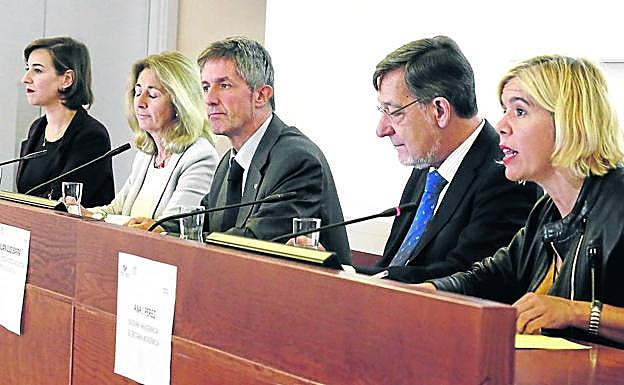 Carmen Adán y Juan Luis Ibarra, entre los representantes de la UPV que inauguraron el encuentro ayer en Bilbao.