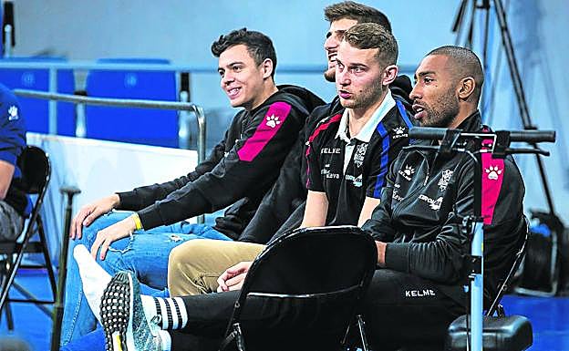 Nik Stauskas, en la fila de jugadores no disponibles ante Unicaja junto a Jayson Granger, Ajdin Penava y Lautaro López.