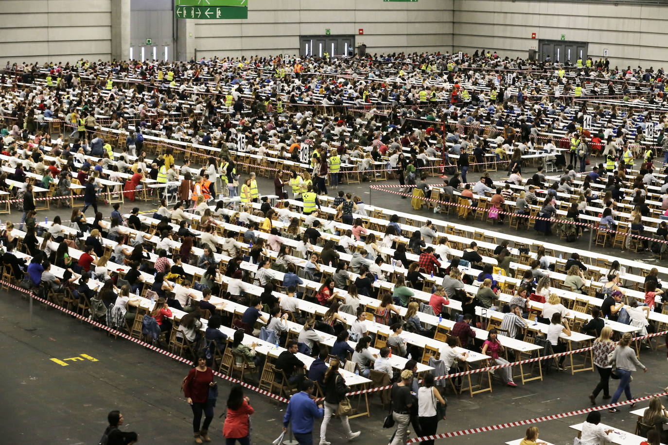 Algunos participantes durante una OPE de Osakidetza en el BEC.