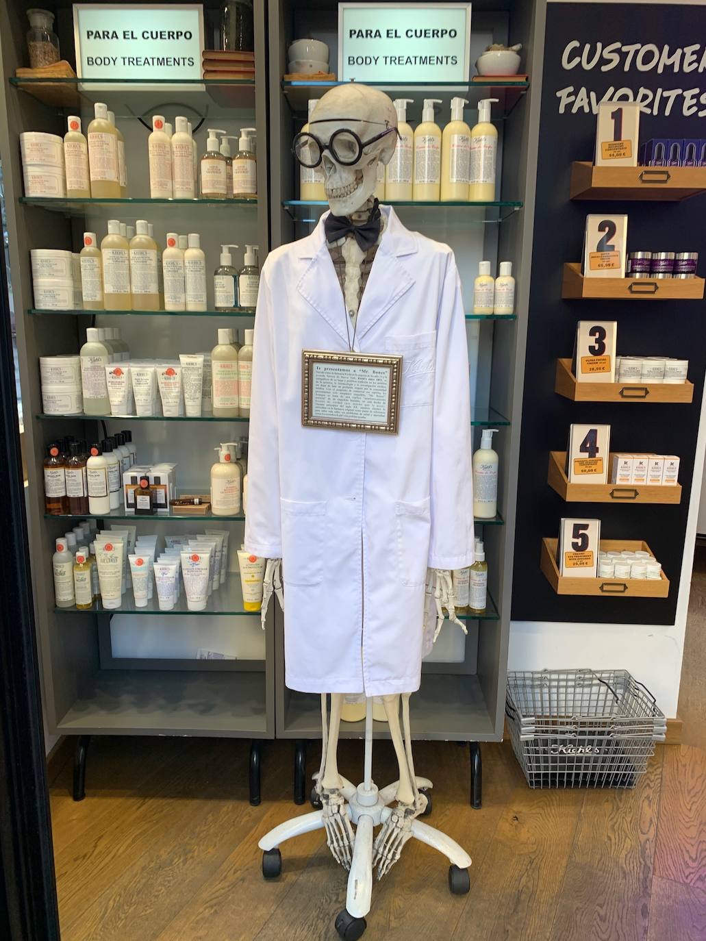 En Kiehl's a Mr. Bones le toquetea casi todo el mundo