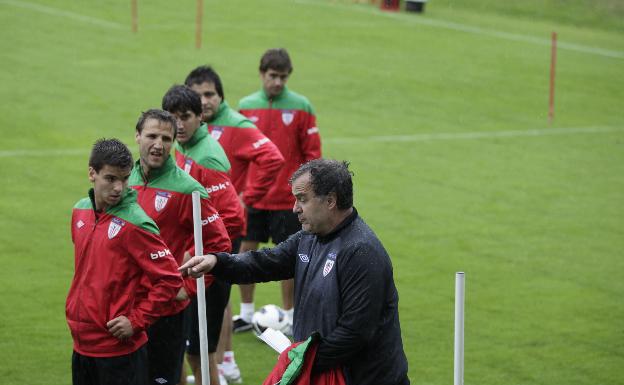 Ruiz de Galarreta, en primer plano, atiende a Marcelo Bielsa. 