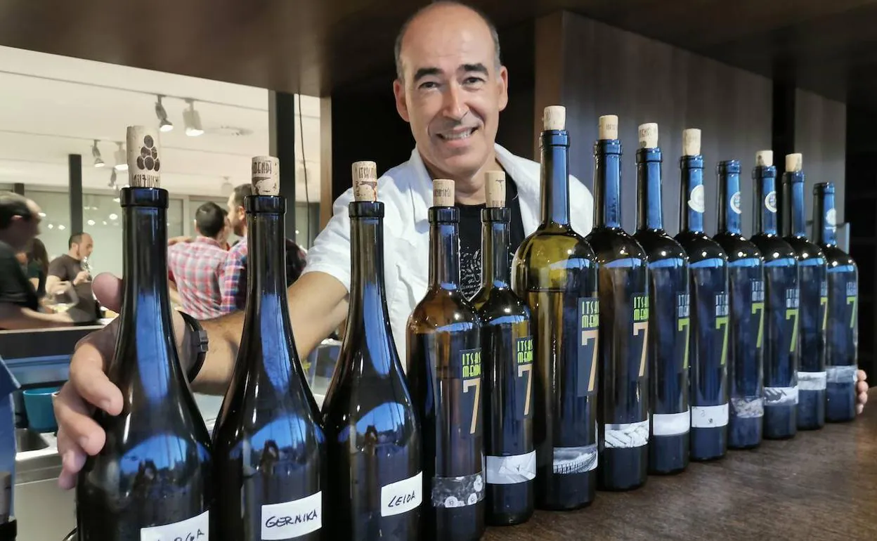 Garikoitz Ríos con las diez añadas de Itsasmendi y con los tres vinos de parcela catados en la celebración en el Bellas Artes. 