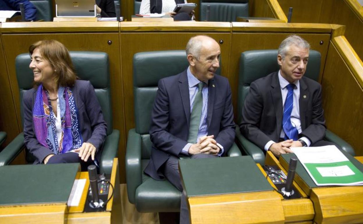 El lehendakari, Iñigo Urkullu, Josu Erkoreka y Cristina Uriarte durante el pleno de este jueves el Parlamento Vasco.