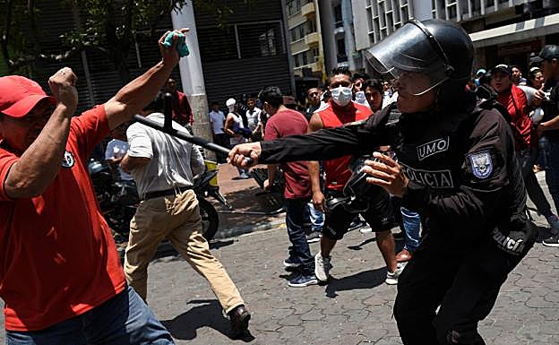 La Policía repele a los alborotadores durante la manifestación de este miércoles en Quito (Ecuador).