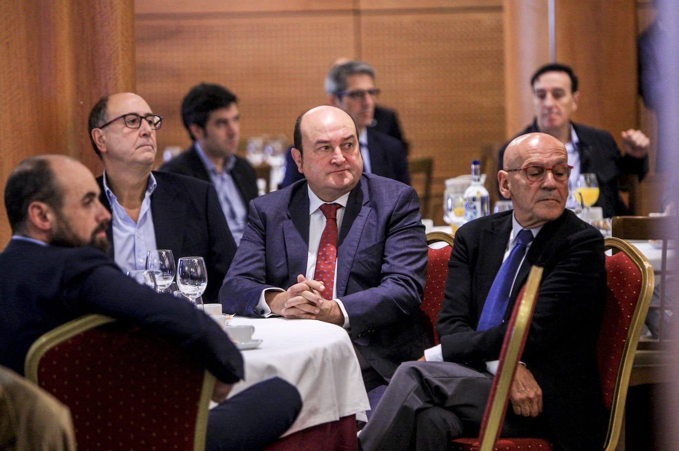 De frente, Josean Querejeta, Andoni Ortuzar y Gregorio Rojo.