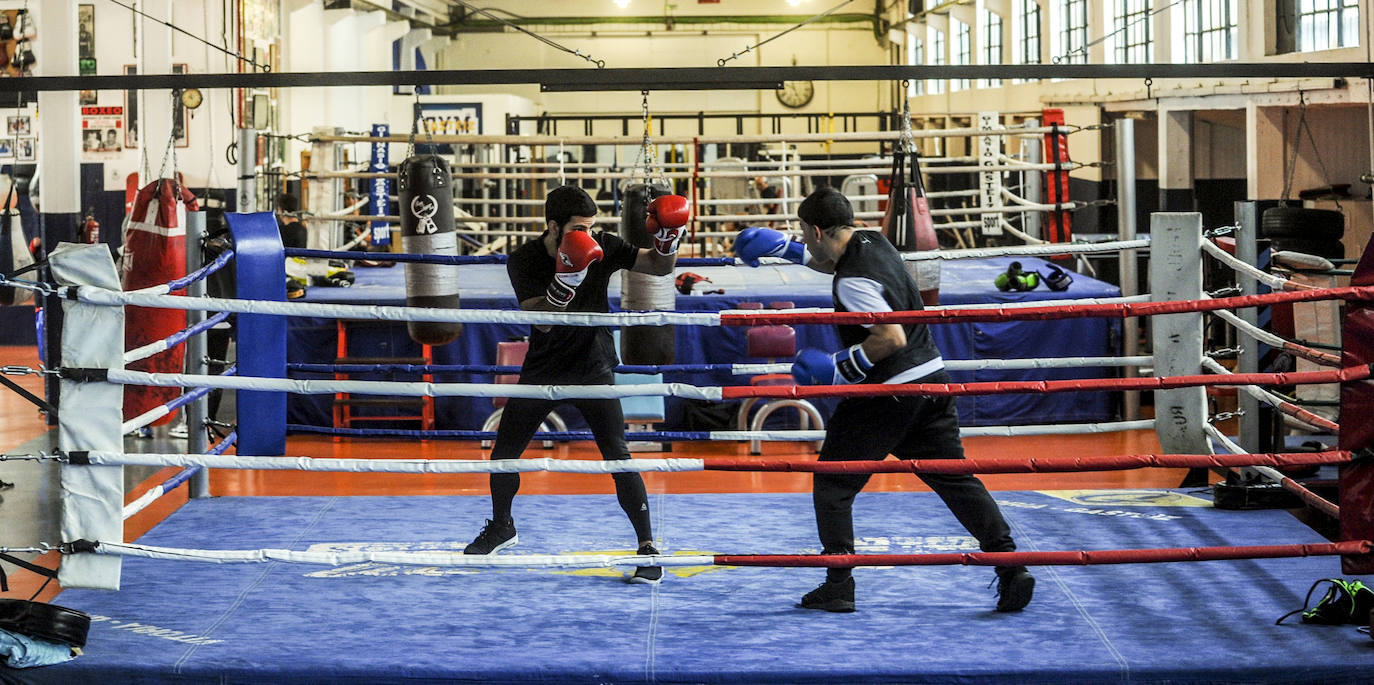 Con puño de hierro y guante de cuero, el gimnasio de Andoni Alonso, que no desentonaría para nada en Brooklyn, es el gran templo de los devotos del boxeo en Vitoria