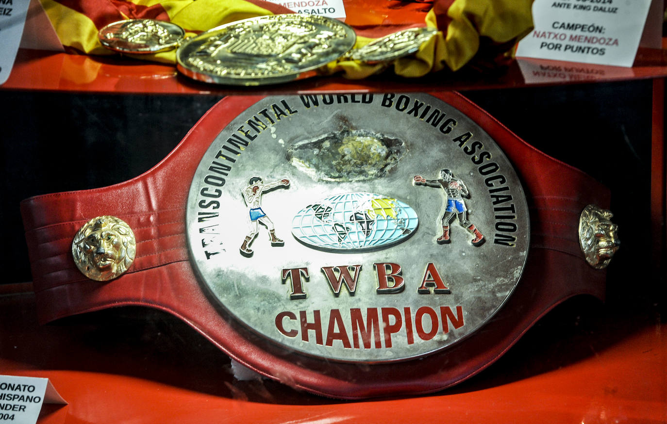 Con puño de hierro y guante de cuero, el gimnasio de Andoni Alonso, que no desentonaría para nada en Brooklyn, es el gran templo de los devotos del boxeo en Vitoria