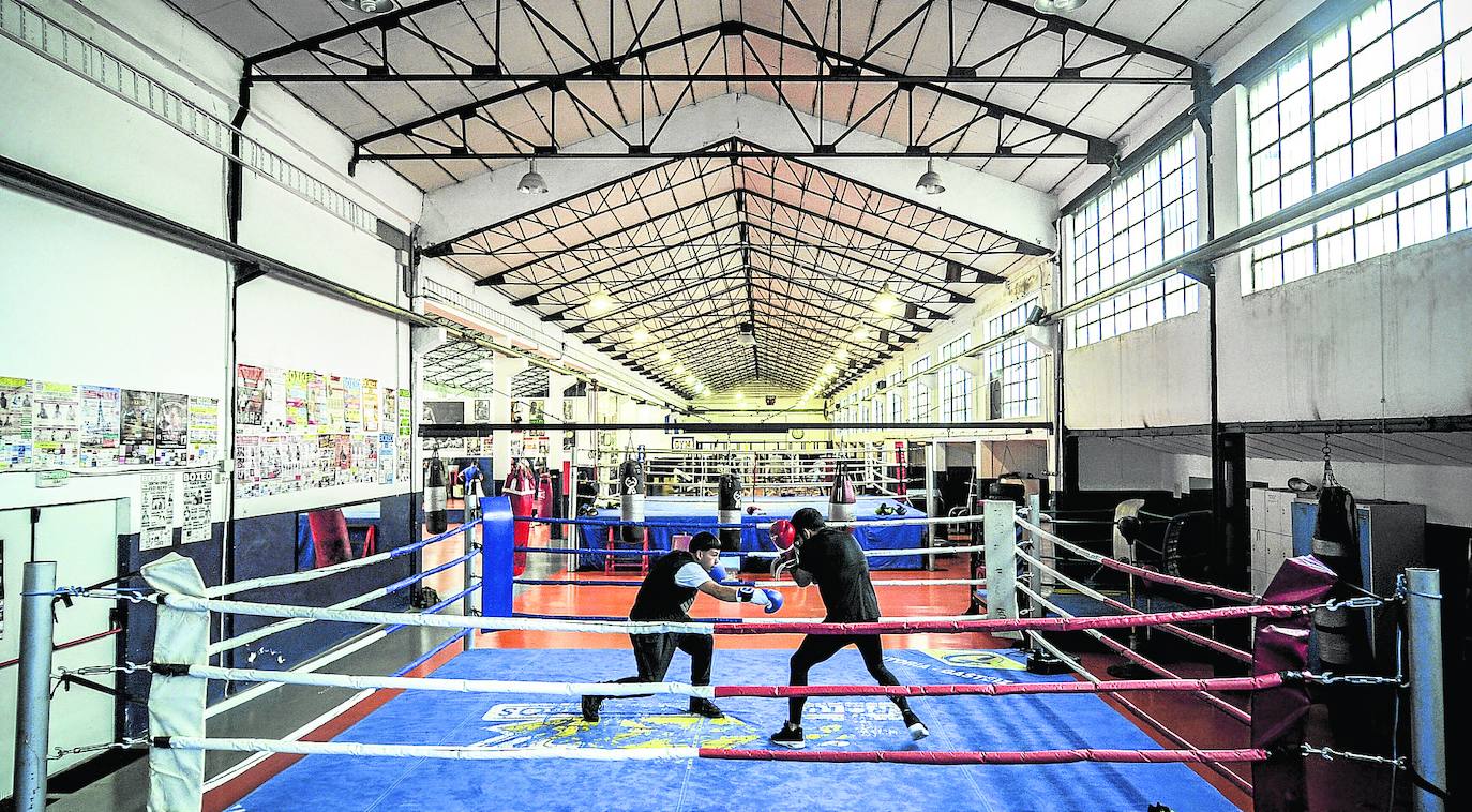 Con puño de hierro y guante de cuero, el gimnasio de Andoni Alonso, que no desentonaría para nada en Brooklyn, es el gran templo de los devotos del boxeo en Vitoria