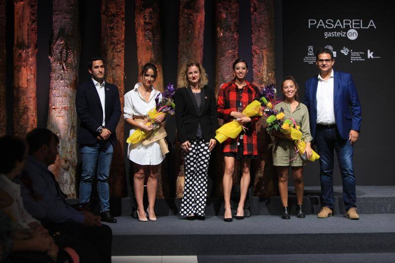 La joven vitoriana ha recibido el galardón por su colección inspirada en la filosofía japonesa del 'ki'. El jurado ha reconocido también a Elixabet Ataun como Modelo con Mayor Proyección.