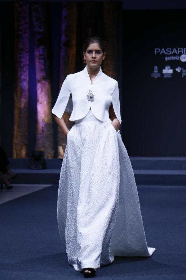 Algunas de las propuestas de La Couture, Atelier Vitoria y Ríos Moda que desfilaron por la Pasarela Gasteiz On. Ríos mostró también moda urbana.