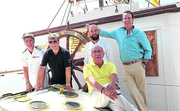 El capitán de corbeta David Méndez, el cocinero Joan Roca, el sumiller de Aponiente Juan Ruiz y Antonio Flores y Mauricio González Gordón, de González Byass, junto a la rueda del buque Juan Sebastián Elcano. 