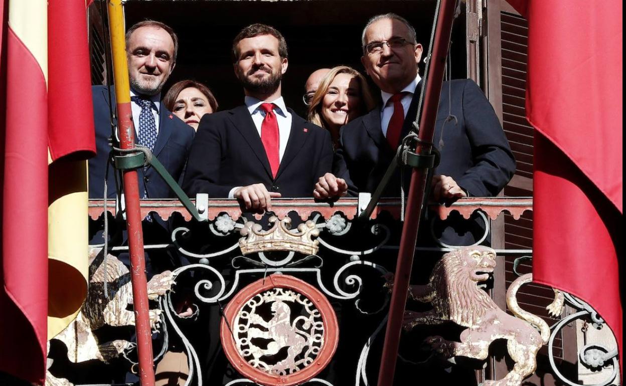 Esparza, Casado y Maya, en el balcón del Ayuntamiento de Pamplona.