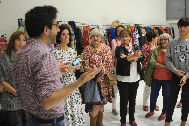 Domingo Orive da explicaciones en el 'backstage'.