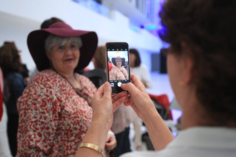 Dos participantes durante la mini 'masterclass' de sombreros.