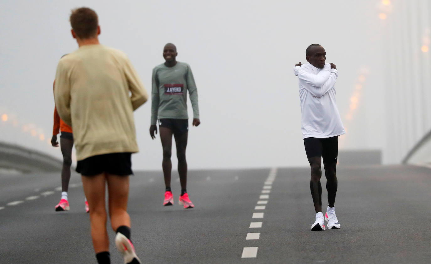 Establece una marca no homologada de 1,59.40 después de una carrera a medida, con 41 liebres que le han ayudado a lograrlo en el Prater de Viena