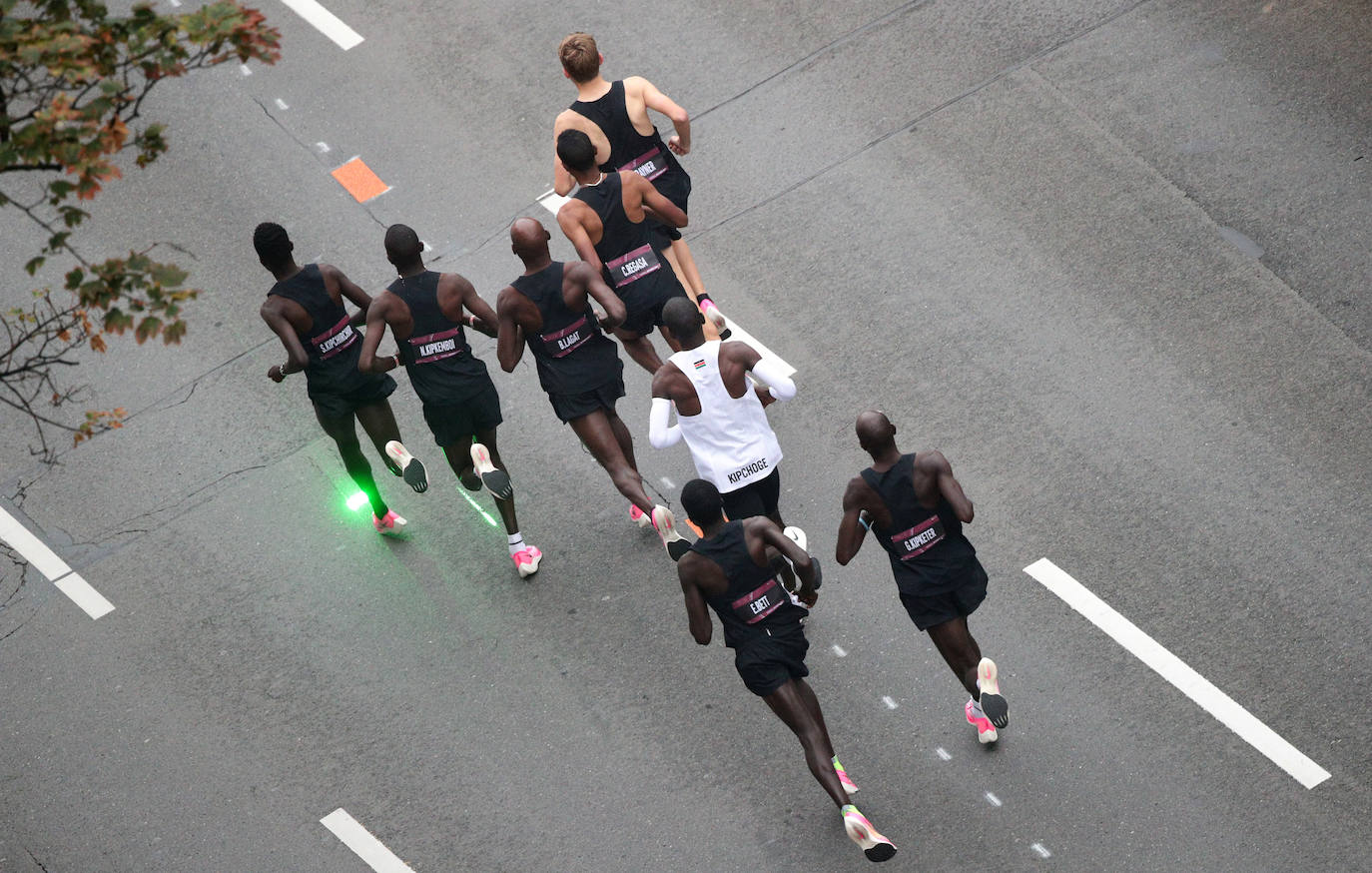 Establece una marca no homologada de 1,59.40 después de una carrera a medida, con 41 liebres que le han ayudado a lograrlo en el Prater de Viena