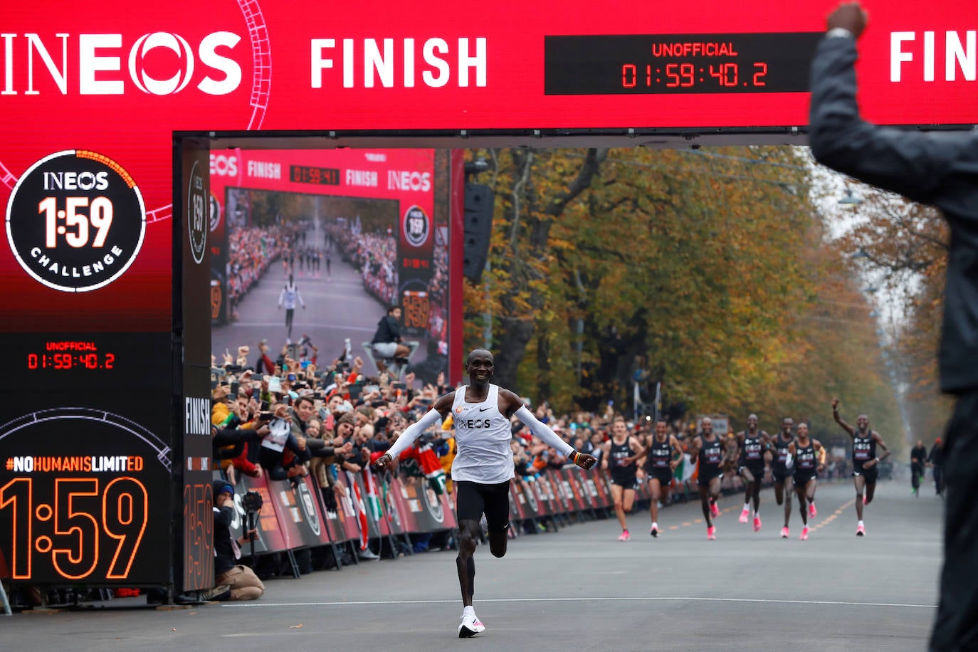 Establece una marca no homologada de 1,59.40 después de una carrera a medida, con 41 liebres que le han ayudado a lograrlo en el Prater de Viena